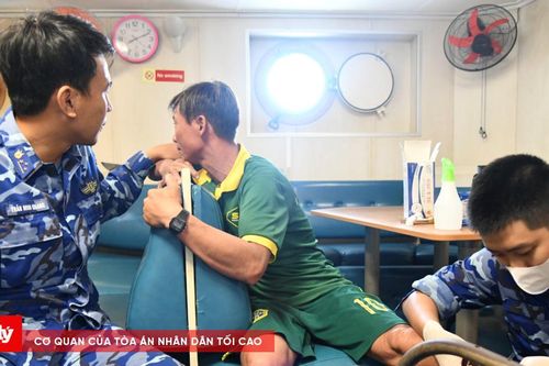 Kịp thời cứu chữa ngư dân bị thương nặng trên biển