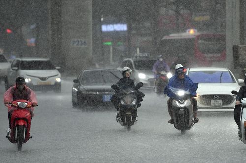 Ổ mây lớn đậm đặc lan rộng, Hà Nội trời tối sầm, có thể mưa giông mạnh