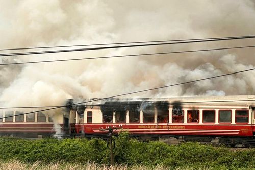 Tàu khách Hải Phòng - Hà Nội bất ngờ cháy ngùn ngụt, 2 toa bị thiêu rụi