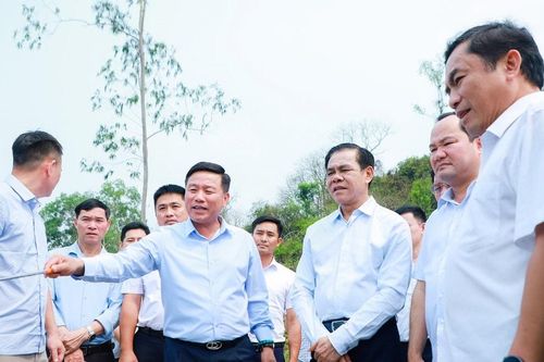 Chủ tịch UBND tỉnh Nghệ An Võ Trọng Hải kiểm tra các dự án đầu tư tại một số phường, xã vùng Tây Bắc
