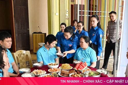 Những suất cơm nghĩa tình đến với người yếu thế ở Trung tâm Thiên Ân