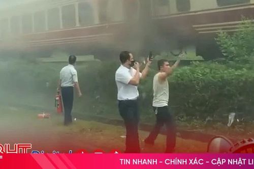 Tàu hỏa bốc cháy dữ dội, 2 toa bị thiêu rụi