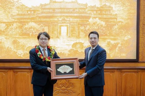 Trao tặng danh hiệu 'Công dân Danh dự thành phố Huế' cho một công dân Hàn Quốc