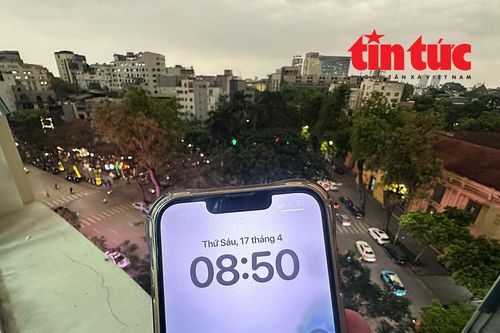 Bầu trời Hà Nội tối sầm, phương tiện, hàng quán lên đèn giữa ban ngày