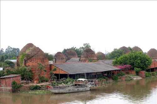 Phát huy giá trị làng nghề Mang Thít gắn với phát triển du lịch