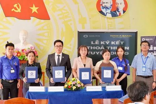 Một ngân hàng ký thỏa thuận tuyển dụng với hai học sinh lớp 12