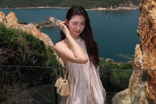 Tiểu Vy mặc áo yếm khoe visual phát sáng khi đi du lịch