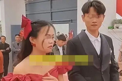 Cô dâu mải mê lướt điện thoại ngay trong đám cưới, phản ứng của chú rể gây chú ý