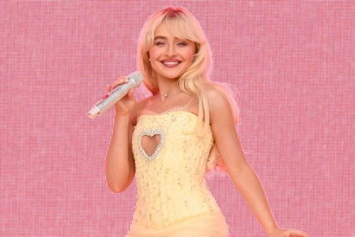 Ca sĩ Sabrina Carpenter khoe vẻ ngoài gợi cảm, 'đốt mắt' người xem