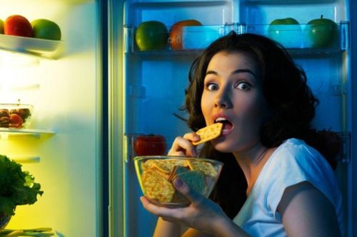 Tắm đêm, ăn đêm, thức khuya: Thói quen nào nguy hiểm nhất?