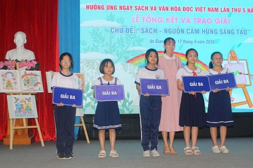 Sôi nổi Cuộc thi Vẽ tranh trên túi vải, chủ đề 'Sách - Nguồn cảm hứng sáng tạo'
