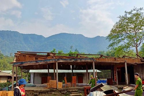 Mưa lớn kèm lốc xoáy gây thiệt hại nhiều nhà dân tại xã biên giới La Êê