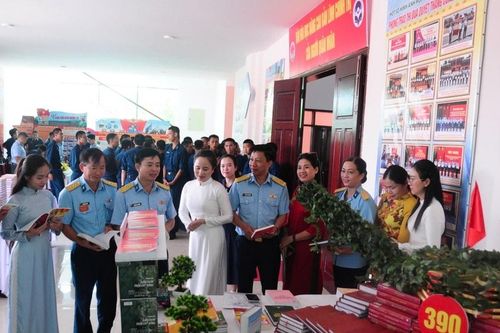 Sư đoàn Phòng không 375 xây dựng thói quen đọc sách trong cán bộ, chiến sĩ đơn vị