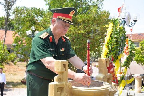 Đại tướng Nguyễn Trọng Nghĩa dâng hương tại Nghĩa trang Liệt sĩ Gò Công