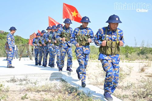 Chiến sĩ Hải quân 'vượt nắng, thắng mưa, say sưa luyện tập'