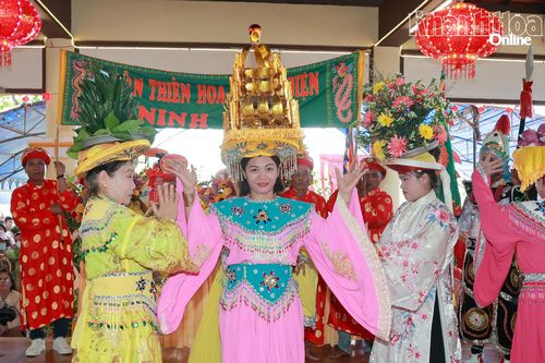 Rộn ràng khai hội Am Chúa