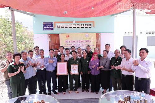 Bàn giao 2 căn nhà 'Nghĩa tình cựu chiến binh' tại xã Bác Ái Đông