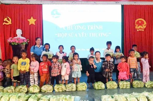Hội Liên hiệp Phụ nữ xã Tây Ninh Hòa tổ chức chương trình 'Hộp sữa yêu thương'