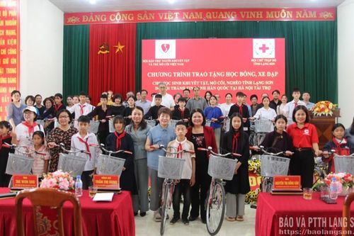 Trao học bổng, xe đạp cho 122 học sinh khuyết tật, mồ côi, học sinh nghèo vượt khó