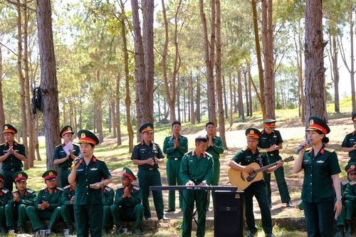 Hậu phương tiếp sức cho chiến sĩ mới