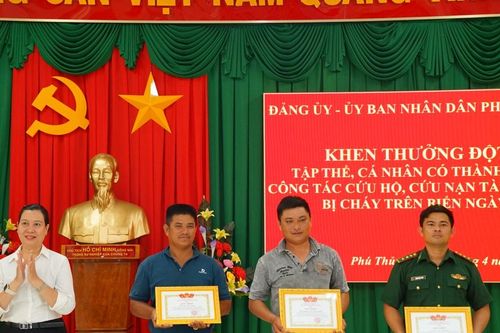 Khen thưởng đột xuất tập thể, cá nhân hỗ trợ tàu cá cháy trên biển Lâm Đồng
