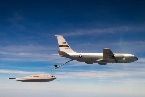Oanh tạc cơ tàng hình B-21 Raider lần đầu thử nghiệm khả năng tiếp dầu trên không