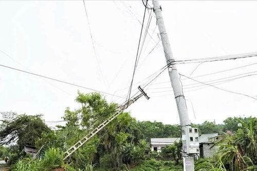 Xã Lập Thạch khẩn trương khắc phục hậu quả do mưa lớn, dông lốc