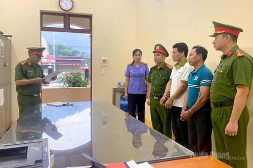 Khởi tố 2 đối tượng sử dụng con dấu, tài liệu giả của cơ quan, tổ chức và lừa đảo chiếm đoạt tài sản