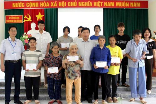 Trao 156 suất quà cho người khuyết tật