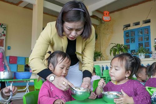 'Giữ lửa' bếp ăn bán trú ở Mỏ Ba