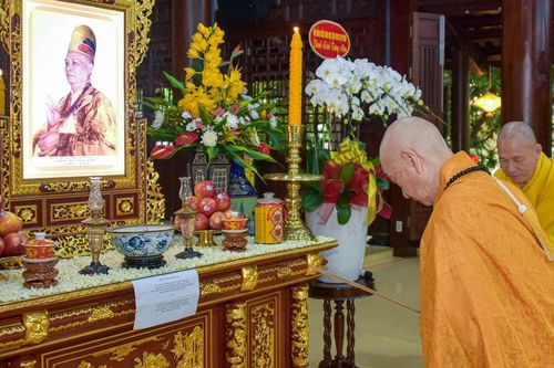 Đức Pháp chủ dâng hương tưởng niệm húy nhật Đại lão Hòa thượng Thích Trí Thủ (1909-1984)