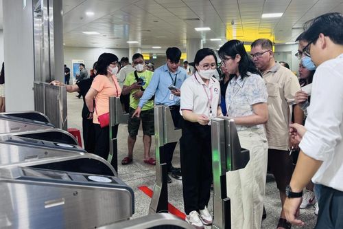 TP.HCM tăng chuyến xe buýt, metro phục vụ người dân dịp lễ 30/4