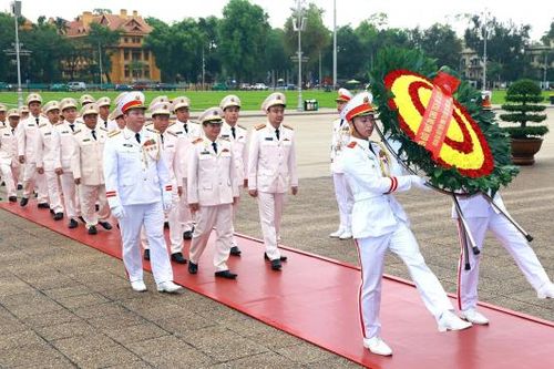 Đoàn đại biểu lực lượng Cảnh sát hình sự vào Lăng viếng Chủ tịch Hồ Chí Minh