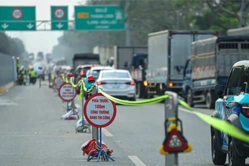 Rào chắn thi công tuyến metro số 5 Văn Cao – Hòa Lạc