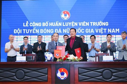 HLV Hoàng Văn Phúc dẫn dắt đội tuyển nữ Việt Nam