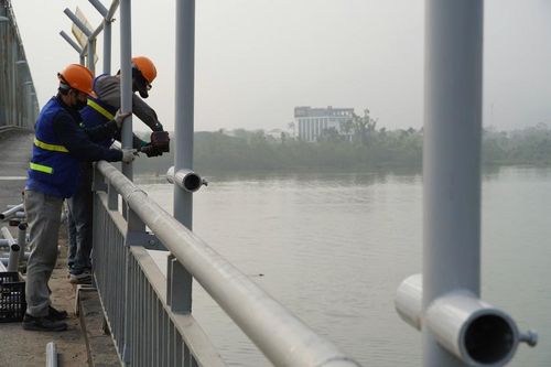 Lắp đặt lưới thép 2 bên cầu Bến Thủy ngăn người nhảy cầu
