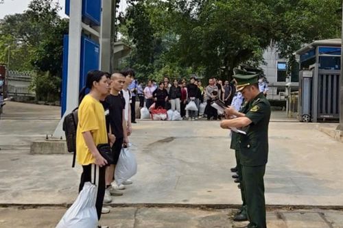Tiếp nhận 27 công dân, trong đó có 1 đối tượng truy nã