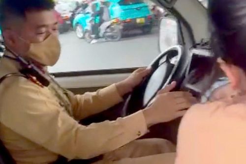 Ấm lòng khoảnh khắc CSGT Hà Nội cứu cháu bé co giật trên đường Giải Phóng