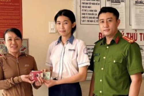 Tuyên dương nữ sinh nhặt được bóp tiền nhờ công an tìm người trả lại