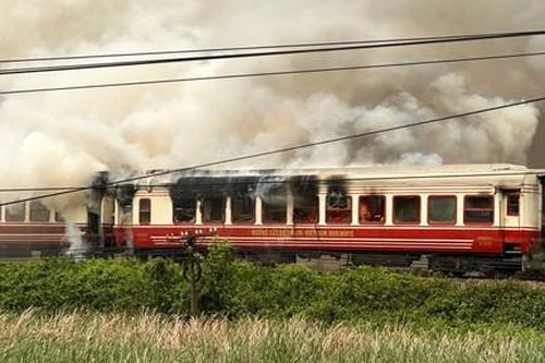 Tàu khách Hải Phòng - Hà Nội bốc cháy ngùn ngụt, 2 toa bị thiêu rụi