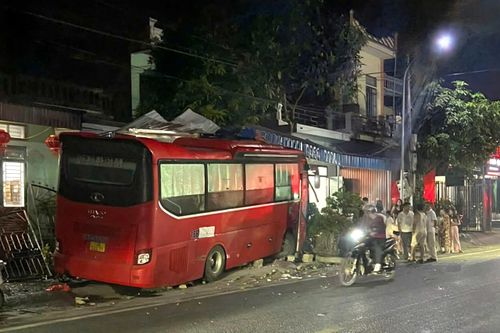 Xe khách lao vào nhà dân ở Ninh Bình