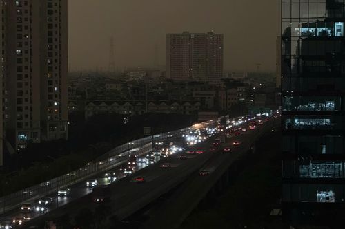 Bầu trời Hà Nội tối sầm lúc 9h, mưa dông bao phủ khắp nơi