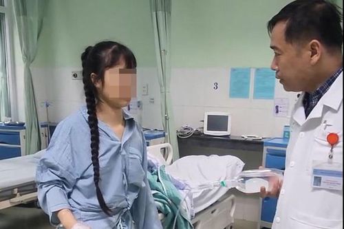 14 tuổi đã phải phẫu thuật cột sống vì thói quen ngồi vẽ