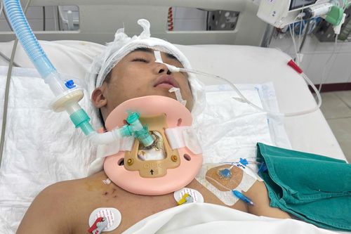 Mẹ chưa lành vết mổ vẫn nhịn ăn, cha xe ôm định bán 'cần câu cơm' cứu con