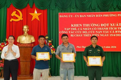 Khen thưởng tập thể, cá nhân dập lửa giúp tàu cá bị cháy trên biển Lâm Đồng