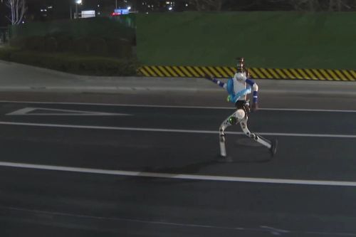 Robot chạy thử trước giải bán marathon người máy tại Bắc Kinh