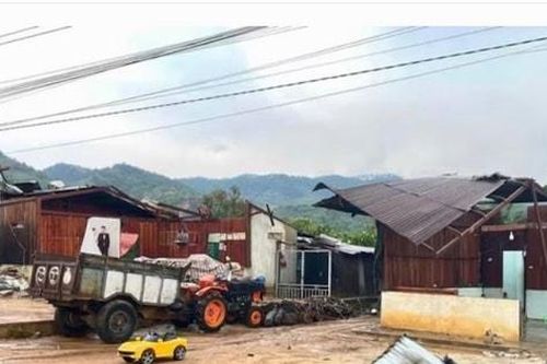 Hàng nghìn nhà dân hư hỏng do dông, lốc, mưa đá