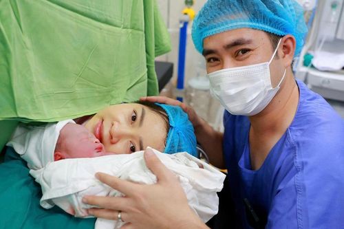Kỳ tích giành giật sự sống cho cặp song sinh ở Hà Nội chào đời cách nhau 13 tuần, chuyện hiếm trên thế giới