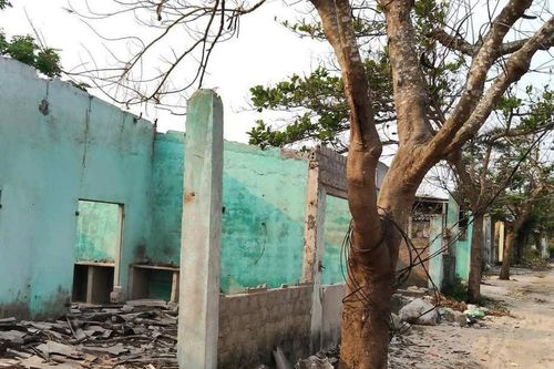 Nghệ An: Xóa sổ dãy ki-ốt từng là 'phố đèn đỏ' ven biển Hòn Câu