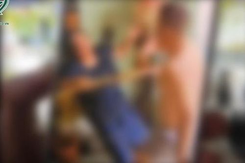 Thanh niên xông vào tận nhà đánh cụ bà vì nghi chó phóng uế, camera hé lộ cảnh phẫn nộ